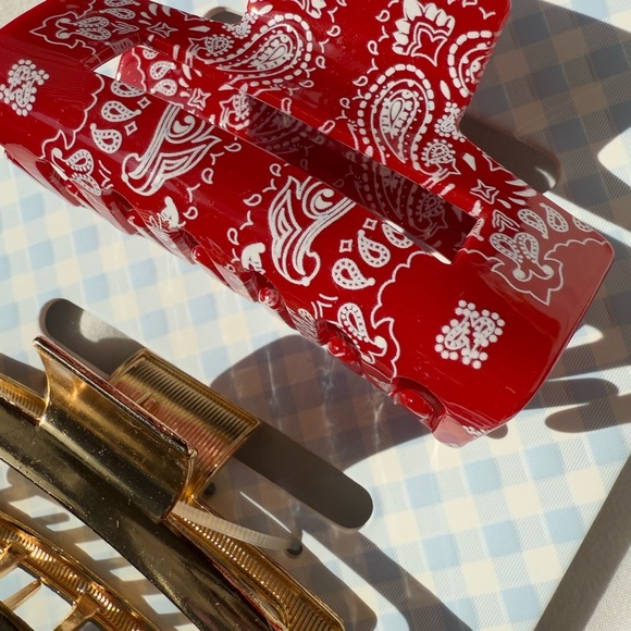 Stylish Red, Blue, and Gold Hair Clips Set - Picture 3 of 4